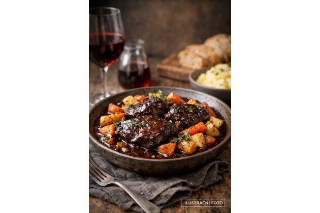 Pomalu tažená hovězí líčka na červeném víně s pečenou kořenovou zeleninou