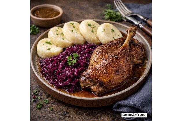 Pečená kachna, dušené červené zelí, bramborové knedlíky